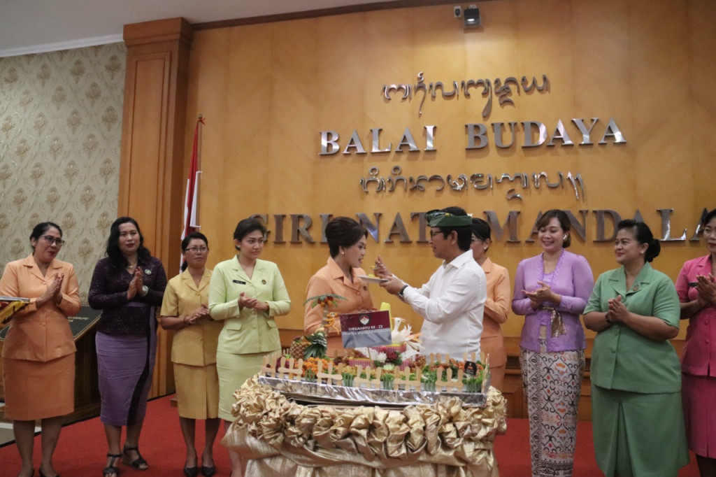 Sekda Badung Adi Arnawa Hadiri Peringatan HUT DWP dan Hari Ibu